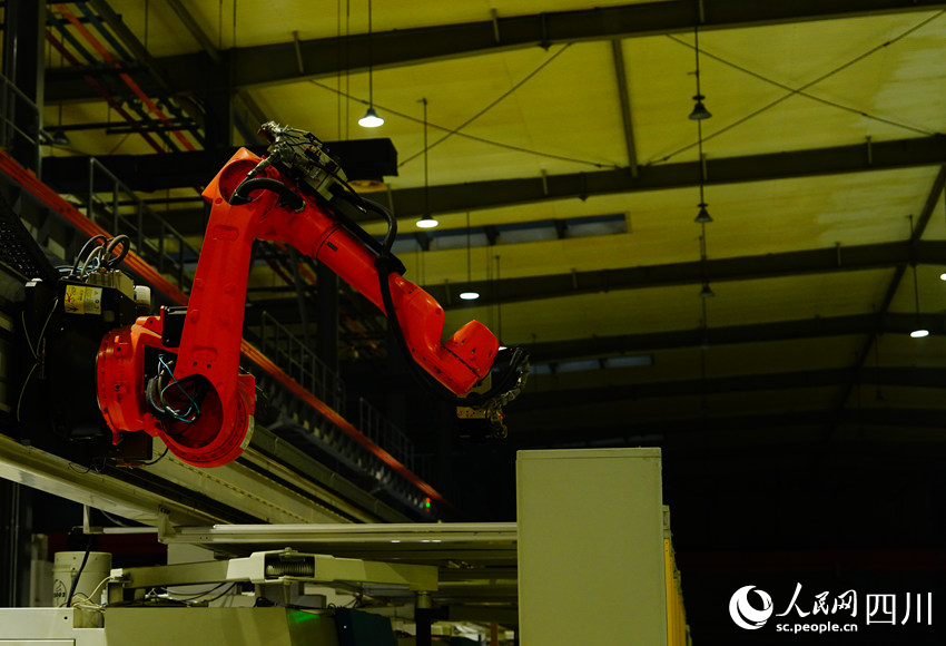 “黑灯产线”在无人状态下照常运行。。。。。。。人民网记者 王波摄